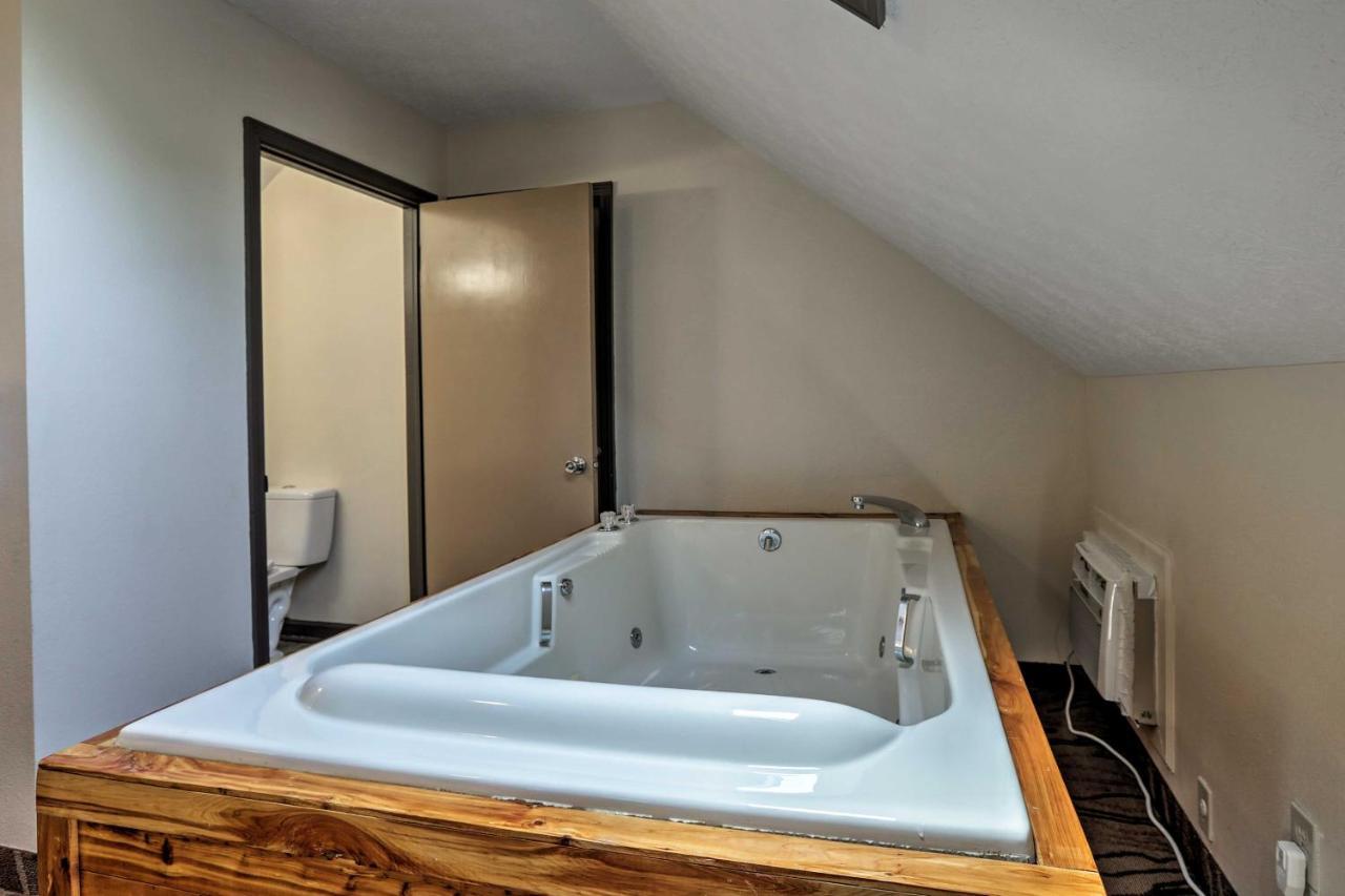 Burkesville Apt With Deck, Views And Pool Access! Exteriör bild
